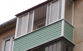 Женщина больше часа провела на балконе в одном халате, пока ее крики о помощи не услышал сосед