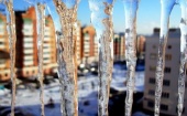 МЧС предупреждает о гололеде и сходе снега и льда с крыш домов