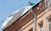 В Архангельской области с крыши торгового центра на девочку упала льдина
