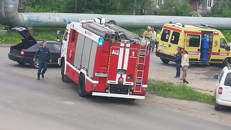Серьезное ДТП в центре Архангельска , от удара автомобиль Nissan перевернулся и рухнул на обочину