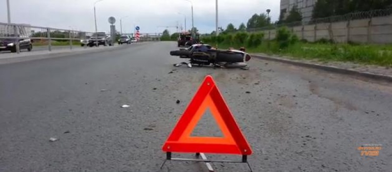 В Северодвинске произошло серьезное ДТП: мотоциклист врезался в легковушку