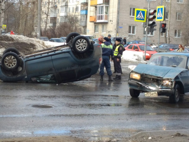 Крупное ДТП в центре Архангельска: от столкновения кроссовер рухнул на крышу перегородив всю дорогу