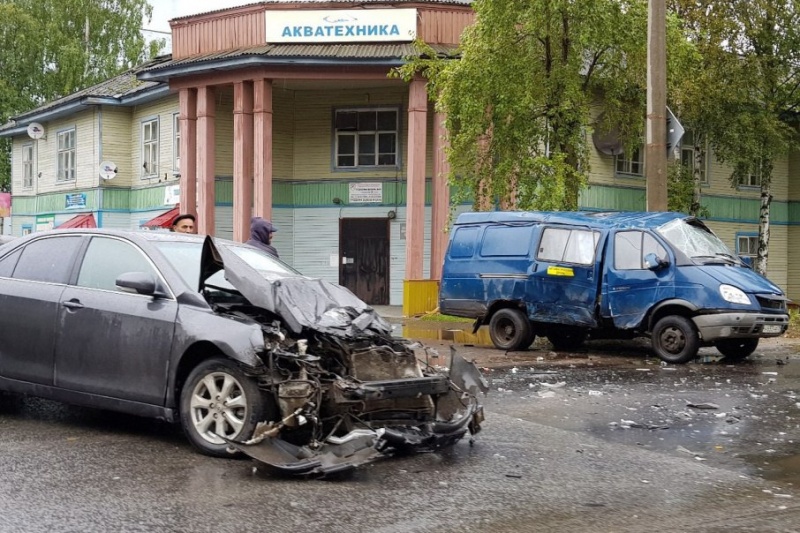 Крупное ДТП в центре Северодвинска на перекрестке Лесной и Полярной, столкнулись три автомобиля