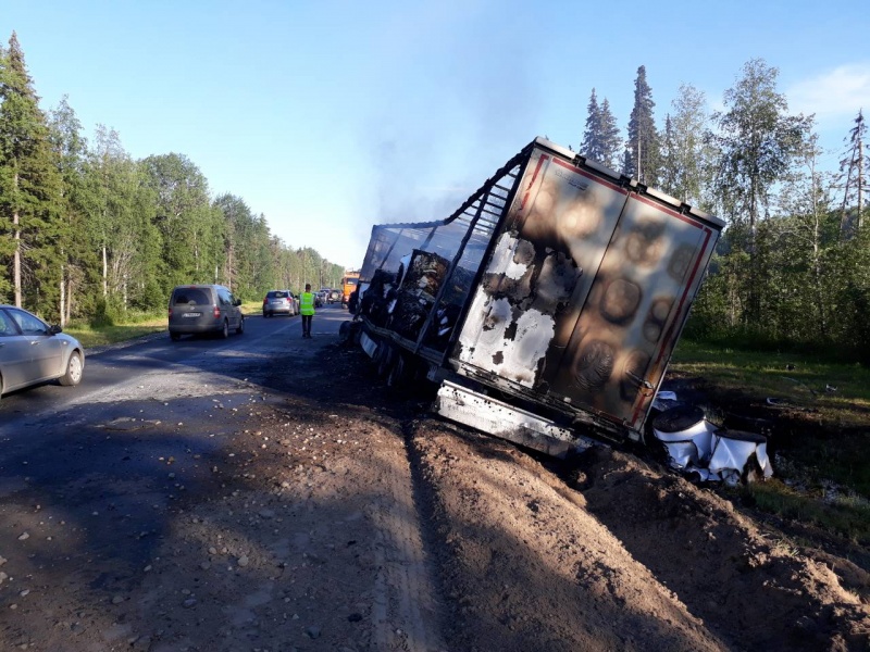 В жутком ДТП на трассе М8 в Архангельской области: сгорели два автомобиля, два человека погибли