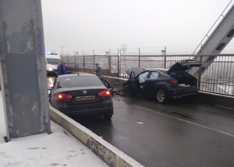 В Архангельске на Железно-дорожном мосту столкнулись сразу четыре автомобиля